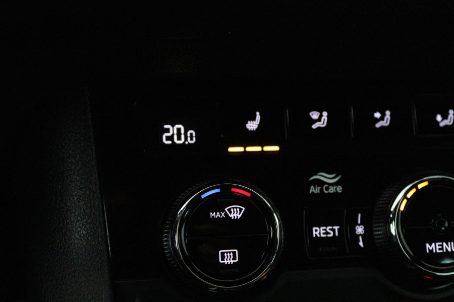 Škoda Kodiaq 1.5 TSI Sportline Business (TREKHAAK, DIGITALE COCKPIT, STOEL/STUUR VERWARMING, CAMERA, ELEKTR STOELEN, SFEER)