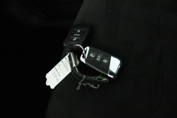 Škoda Kodiaq 1.5 TSI Sportline Business (TREKHAAK, DIGITALE COCKPIT, STOEL/STUUR VERWARMING, CAMERA, ELEKTR STOELEN, SFEER)