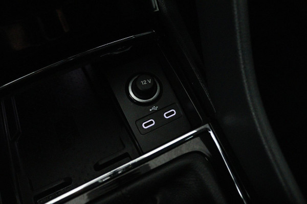 Škoda Kodiaq 1.5 TSI Sportline Business (TREKHAAK, DIGITALE COCKPIT, STOEL/STUUR VERWARMING, CAMERA, ELEKTR STOELEN, SFEER)