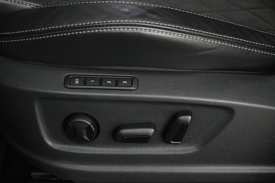 Škoda Kodiaq 1.5 TSI Sportline Business (TREKHAAK, DIGITALE COCKPIT, STOEL/STUUR VERWARMING, CAMERA, ELEKTR STOELEN, SFEER)