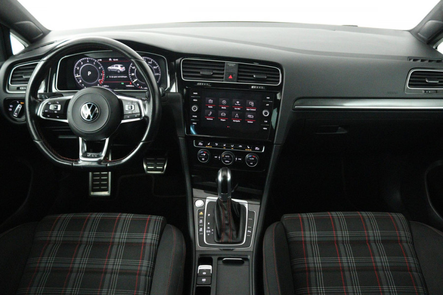 Volkswagen Golf 2.0 TSI GTI Performance (PANORAMADAK, CRUISE ADAPTIEF, STOELVERWARMING, DIGITALE COCKPIT, AUTOMAAT, SENSOREN)