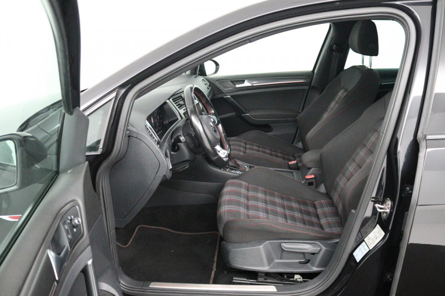 Volkswagen Golf 2.0 TSI GTI Performance (PANORAMADAK, CRUISE ADAPTIEF, STOELVERWARMING, DIGITALE COCKPIT, AUTOMAAT, SENSOREN)