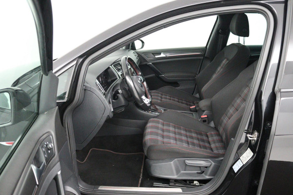 Volkswagen Golf 2.0 TSI GTI Performance (PANORAMADAK, CRUISE ADAPTIEF, STOELVERWARMING, DIGITALE COCKPIT, AUTOMAAT, SENSOREN)