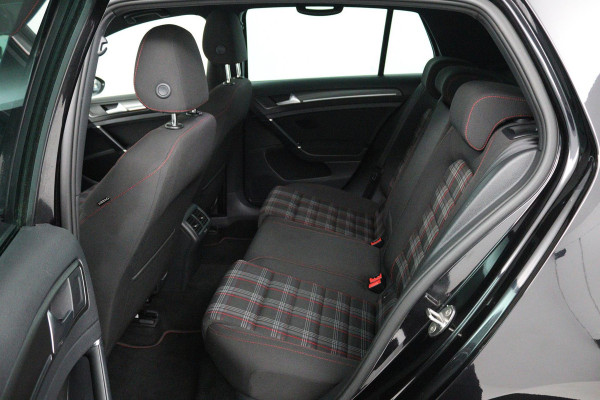 Volkswagen Golf 2.0 TSI GTI Performance (PANORAMADAK, CRUISE ADAPTIEF, STOELVERWARMING, DIGITALE COCKPIT, AUTOMAAT, SENSOREN)