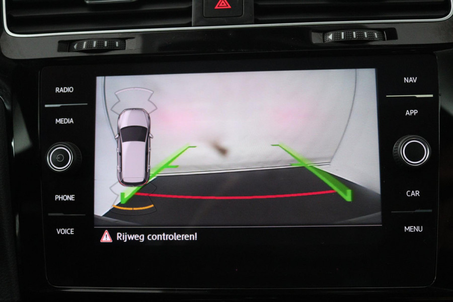 Volkswagen Golf 2.0 TSI GTI Performance (PANORAMADAK, CRUISE ADAPTIEF, STOELVERWARMING, DIGITALE COCKPIT, AUTOMAAT, SENSOREN)