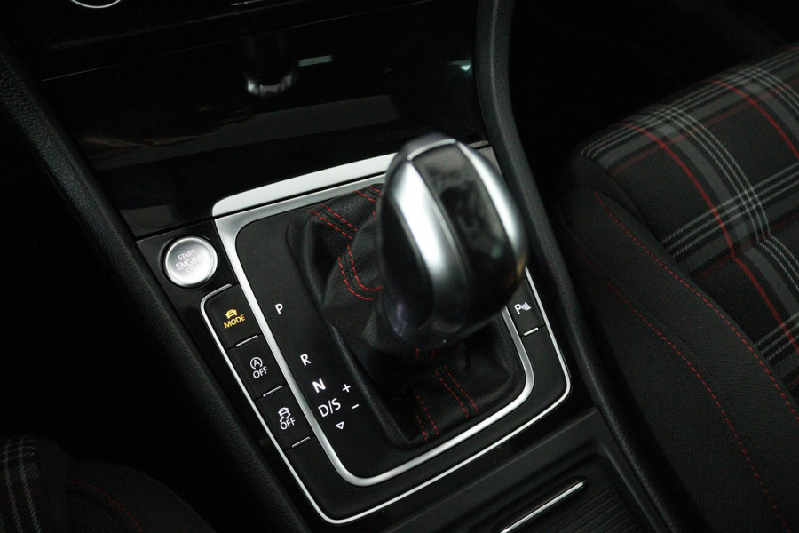 Volkswagen Golf 2.0 TSI GTI Performance (PANORAMADAK, CRUISE ADAPTIEF, STOELVERWARMING, DIGITALE COCKPIT, AUTOMAAT, SENSOREN)