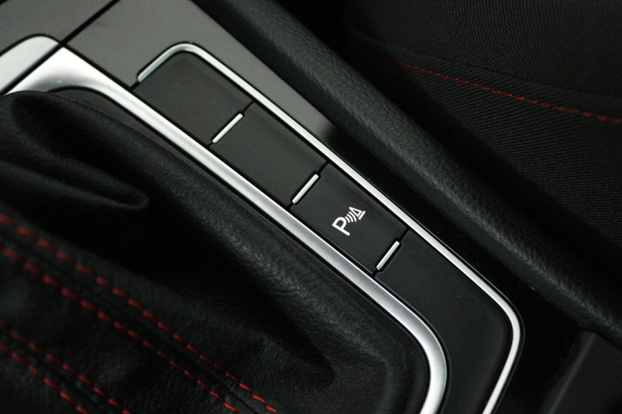 Volkswagen Golf 2.0 TSI GTI Performance (PANORAMADAK, CRUISE ADAPTIEF, STOELVERWARMING, DIGITALE COCKPIT, AUTOMAAT, SENSOREN)