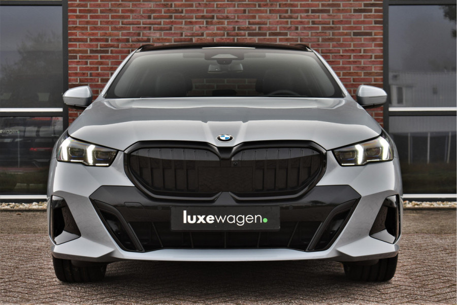 BMW 5 Serie Touring 520i M-Sport Pano Trekh ACC 360 H/K HUD 21inch Stoelventilatie