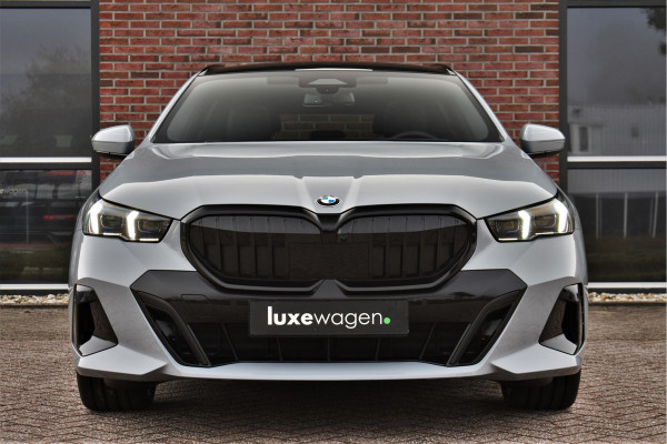 BMW 5 Serie Touring 520i M-Sport Pano Trekh ACC 360 H/K HUD 21inch Stoelventilatie