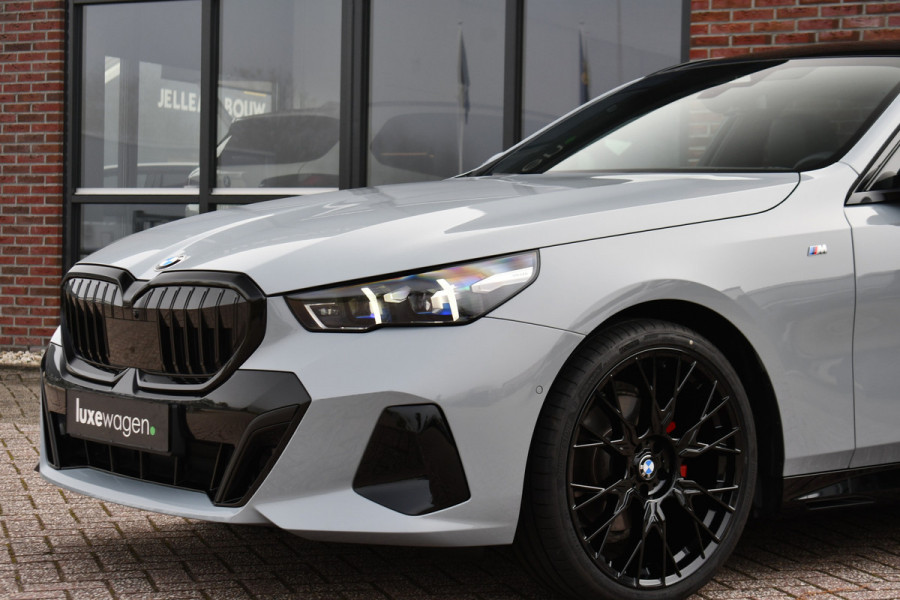 BMW 5 Serie Touring 520i M-Sport Pano Trekh ACC 360 H/K HUD 21inch Stoelventilatie