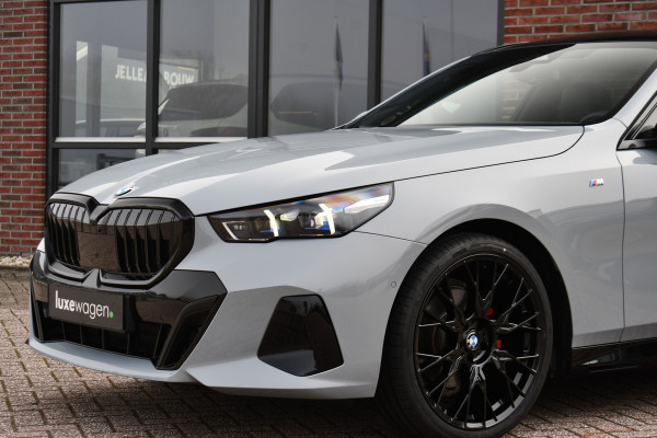 BMW 5 Serie Touring 520i M-Sport Pano Trekh ACC 360 H/K HUD 21inch Stoelventilatie