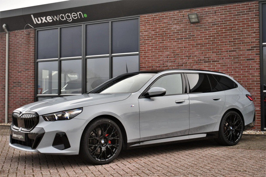 BMW 5 Serie Touring 520i M-Sport Pano Trekh ACC 360 H/K HUD 21inch Stoelventilatie