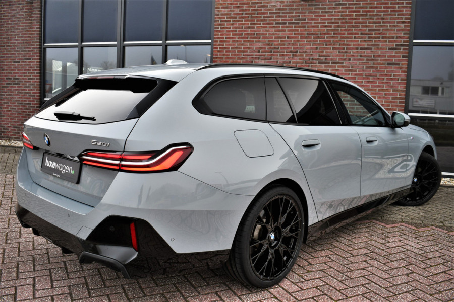 BMW 5 Serie Touring 520i M-Sport Pano Trekh ACC 360 H/K HUD 21inch Stoelventilatie