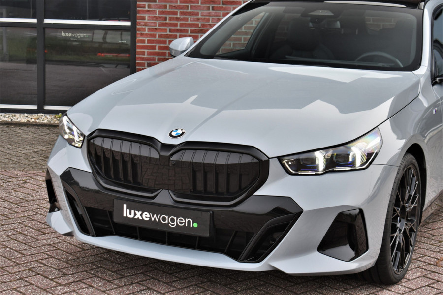 BMW 5 Serie Touring 520i M-Sport Pano Trekh ACC 360 H/K HUD 21inch Stoelventilatie