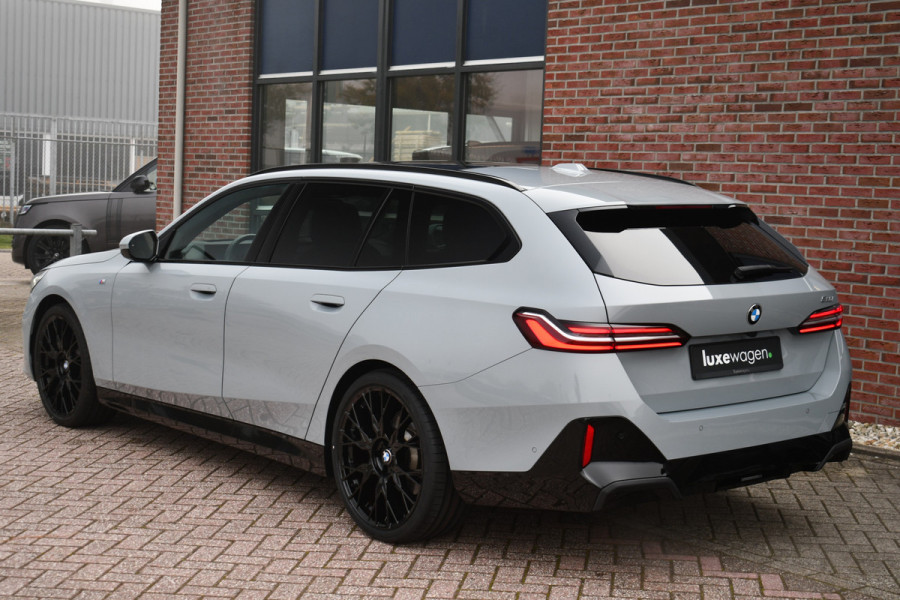BMW 5 Serie Touring 520i M-Sport Pano Trekh ACC 360 H/K HUD 21inch Stoelventilatie