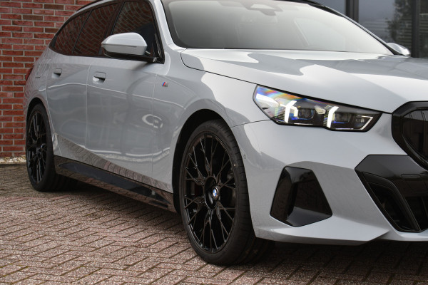 BMW 5 Serie Touring 520i M-Sport Pano Trekh ACC 360 H/K HUD 21inch Stoelventilatie
