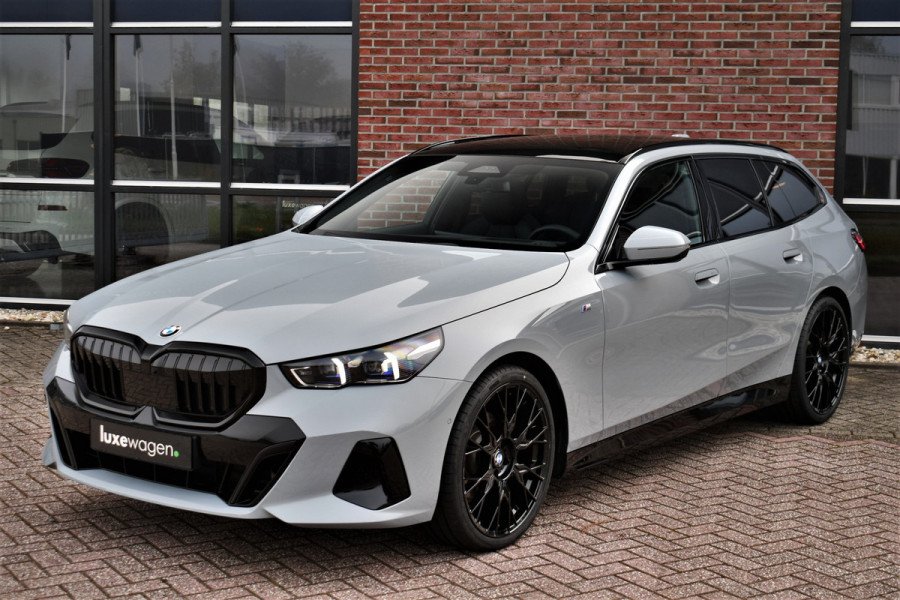 BMW 5 Serie Touring 520i M-Sport Pano Trekh ACC 360 H/K HUD 21inch Stoelventilatie