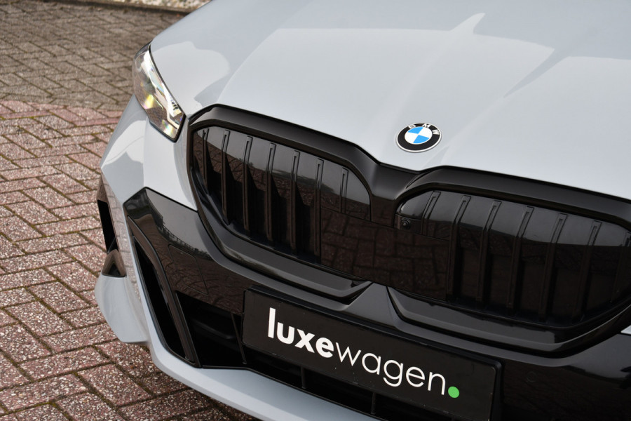 BMW 5 Serie Touring 520i M-Sport Pano Trekh ACC 360 H/K HUD 21inch Stoelventilatie
