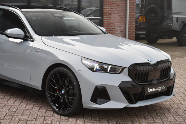 BMW 5 Serie Touring 520i M-Sport Pano Trekh ACC 360 H/K HUD 21inch Stoelventilatie