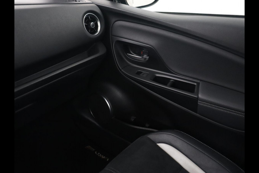 Toyota Yaris 1.5 Hybrid GR Sport | Sportstoelen | Leder/Alcantara | Camera | Climate control | Cruise control | Getint glas | Bluetooth Toyota Yaris 1.5 Hybrid GR Sport | Sportstoelen | Leder/Alcantara | Camera | Climate control | Cruise control | Getint glas | Bluetooth