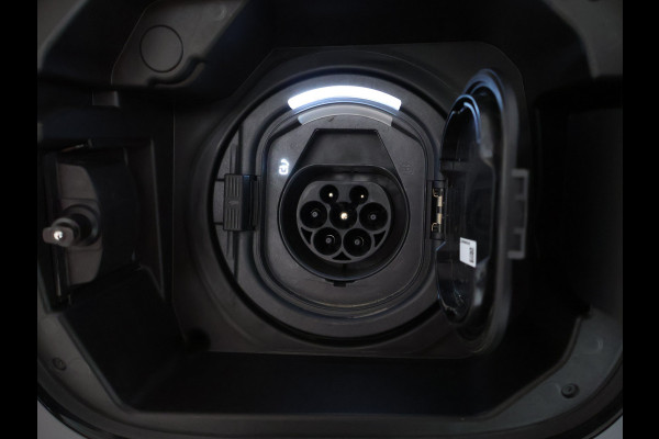 Mercedes-Benz GLA 250 e AMG Plug-In Hybride AMG Line | Night Pakket | Trekhaak | Dodehoek Assist | Sfeerverlichting. Inclusief 24 maanden MB Certified garantie voor Europa.