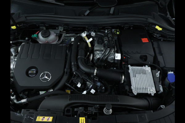 Mercedes-Benz GLA 250 e AMG Plug-In Hybride AMG Line | Night Pakket | Trekhaak | Dodehoek Assist | Sfeerverlichting. Inclusief 24 maanden MB Certified garantie voor Europa.