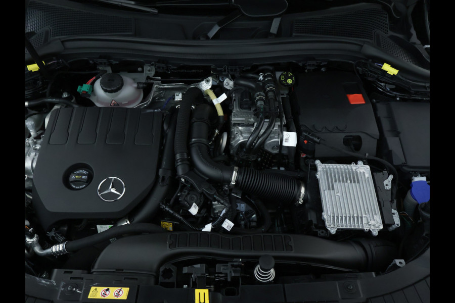Mercedes-Benz GLA 250 e AMG Plug-In Hybride AMG Line | Night Pakket | Trekhaak | Dodehoek Assist | Sfeerverlichting. Inclusief 24 maanden MB Certified garantie voor Europa.