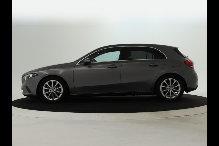 Mercedes-Benz A-Klasse 180 Business Solution Luxury Sfeerverlichting | Apple CarPlay | Ledkoplampen | Spiegelpakket. Inclusief 24 maanden MB Certified garantie voor Europa.