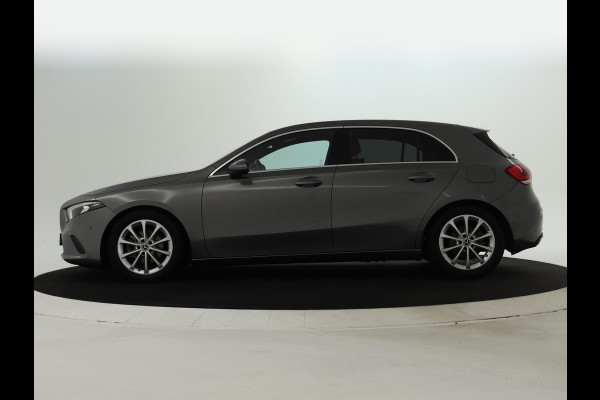 Mercedes-Benz A-Klasse 180 Business Solution Luxury Sfeerverlichting | Apple CarPlay | Ledkoplampen | Spiegelpakket. Inclusief 24 maanden MB Certified garantie voor Europa.