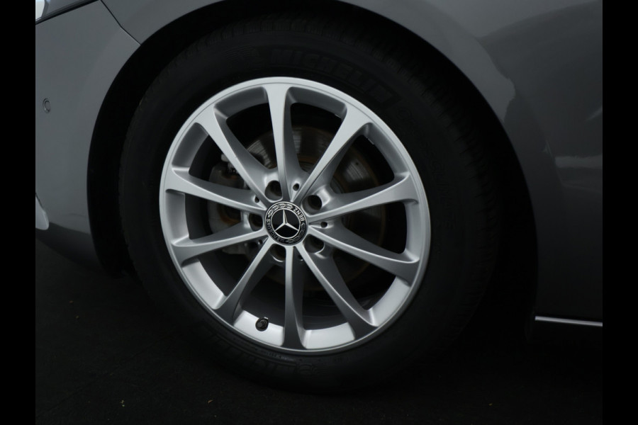 Mercedes-Benz A-Klasse 180 Business Solution Luxury Sfeerverlichting | Apple CarPlay | Ledkoplampen | Spiegelpakket. Inclusief 24 maanden MB Certified garantie voor Europa.