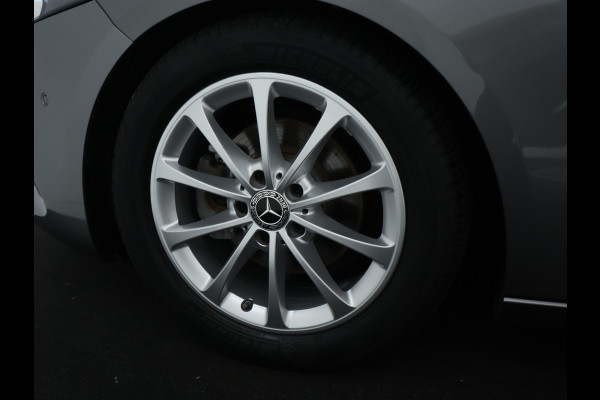 Mercedes-Benz A-Klasse 180 Business Solution Luxury Sfeerverlichting | Apple CarPlay | Ledkoplampen | Spiegelpakket. Inclusief 24 maanden MB Certified garantie voor Europa.