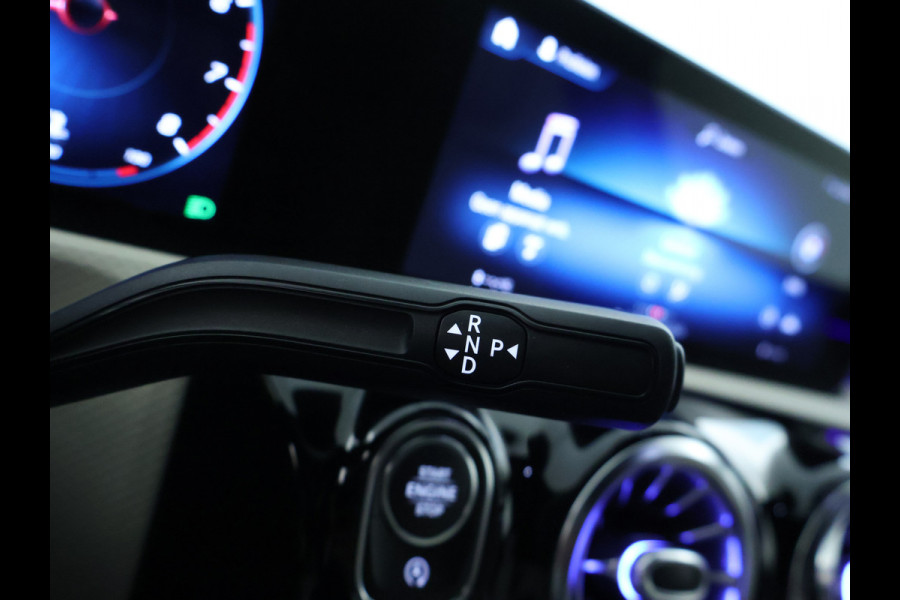 Mercedes-Benz A-Klasse 180 Business Solution Luxury Sfeerverlichting | Apple CarPlay | Ledkoplampen | Spiegelpakket. Inclusief 24 maanden MB Certified garantie voor Europa.