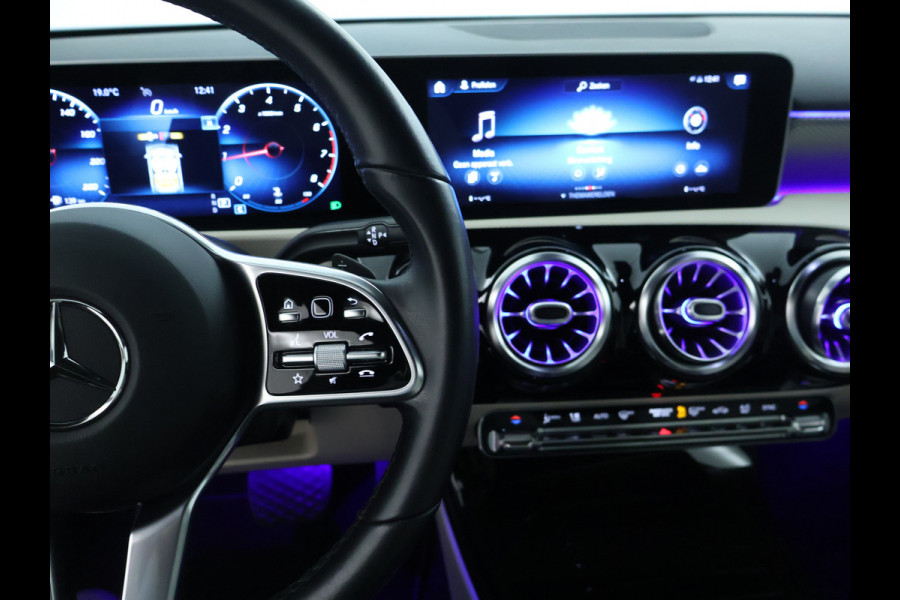 Mercedes-Benz A-Klasse 180 Business Solution Luxury Sfeerverlichting | Apple CarPlay | Ledkoplampen | Spiegelpakket. Inclusief 24 maanden MB Certified garantie voor Europa.