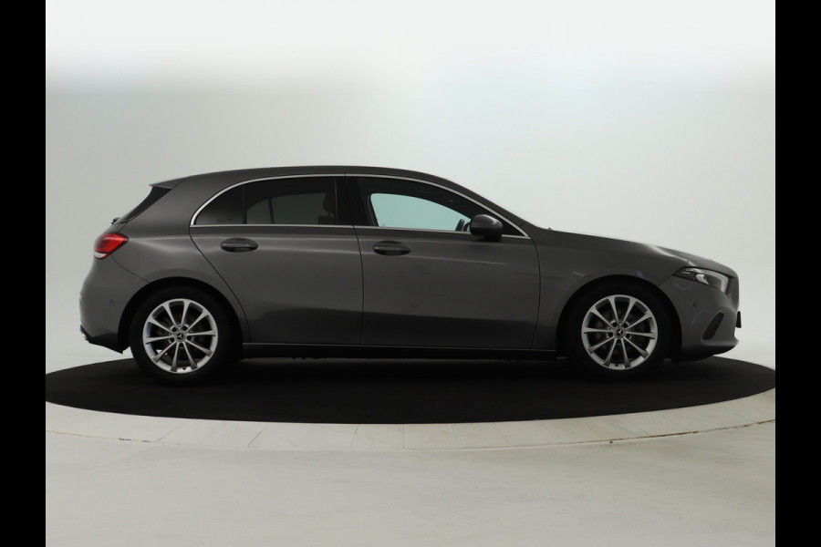Mercedes-Benz A-Klasse 180 Business Solution Luxury Sfeerverlichting | Apple CarPlay | Ledkoplampen | Spiegelpakket. Inclusief 24 maanden MB Certified garantie voor Europa.