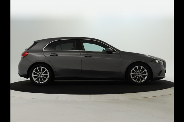 Mercedes-Benz A-Klasse 180 Business Solution Luxury Sfeerverlichting | Apple CarPlay | Ledkoplampen | Spiegelpakket. Inclusief 24 maanden MB Certified garantie voor Europa.