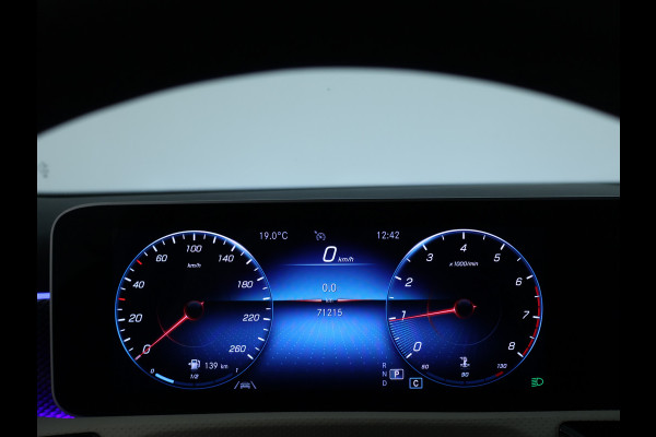 Mercedes-Benz A-Klasse 180 Business Solution Luxury Sfeerverlichting | Apple CarPlay | Ledkoplampen | Spiegelpakket. Inclusief 24 maanden MB Certified garantie voor Europa.