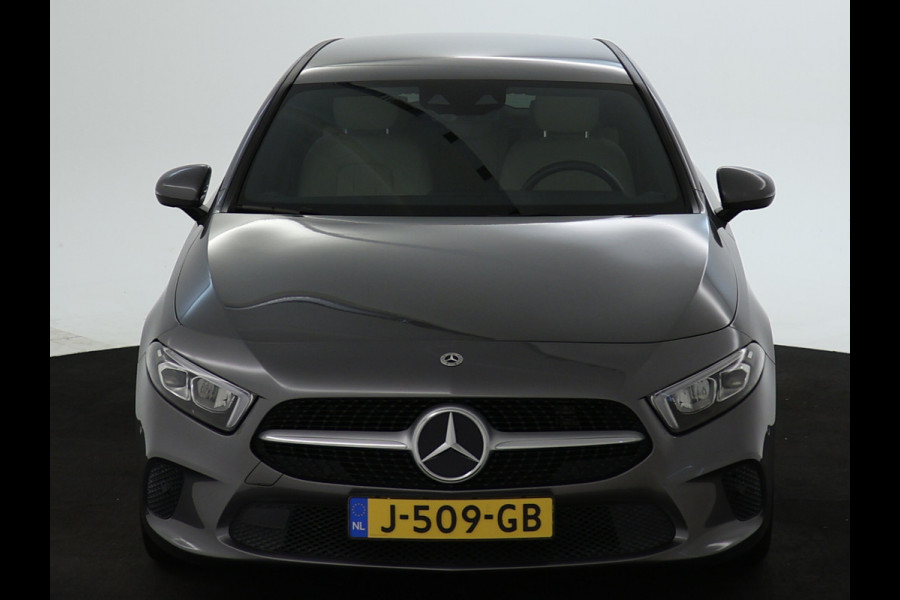 Mercedes-Benz A-Klasse 180 Business Solution Luxury Sfeerverlichting | Apple CarPlay | Ledkoplampen | Spiegelpakket. Inclusief 24 maanden MB Certified garantie voor Europa.