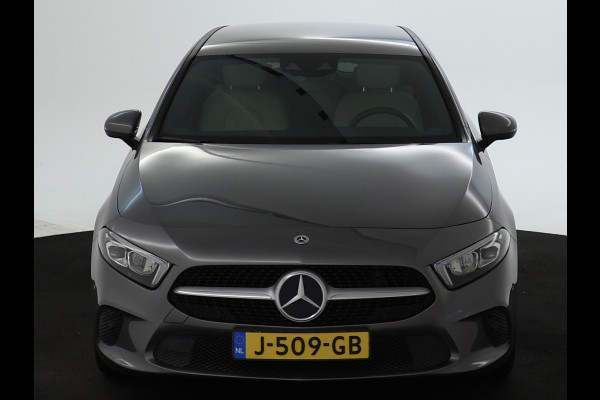 Mercedes-Benz A-Klasse 180 Business Solution Luxury Sfeerverlichting | Apple CarPlay | Ledkoplampen | Spiegelpakket. Inclusief 24 maanden MB Certified garantie voor Europa.