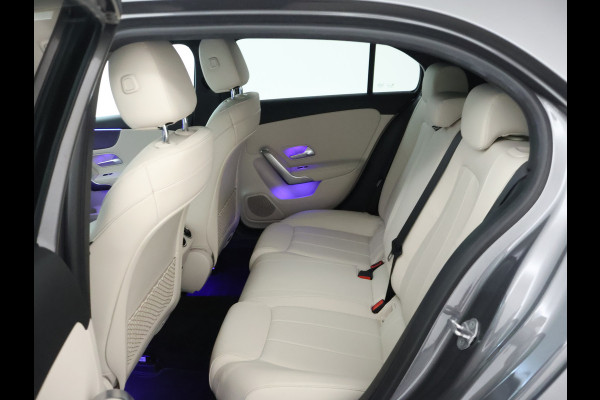 Mercedes-Benz A-Klasse 180 Business Solution Luxury Sfeerverlichting | Apple CarPlay | Ledkoplampen | Spiegelpakket. Inclusief 24 maanden MB Certified garantie voor Europa.
