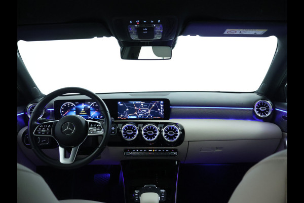 Mercedes-Benz A-Klasse 180 Business Solution Luxury Sfeerverlichting | Apple CarPlay | Ledkoplampen | Spiegelpakket. Inclusief 24 maanden MB Certified garantie voor Europa.