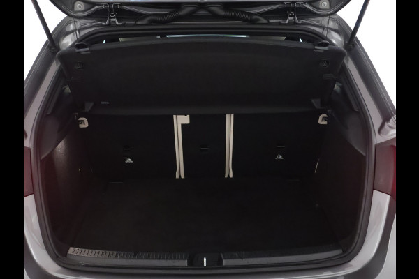 Mercedes-Benz A-Klasse 180 Business Solution Luxury Sfeerverlichting | Apple CarPlay | Ledkoplampen | Spiegelpakket. Inclusief 24 maanden MB Certified garantie voor Europa.