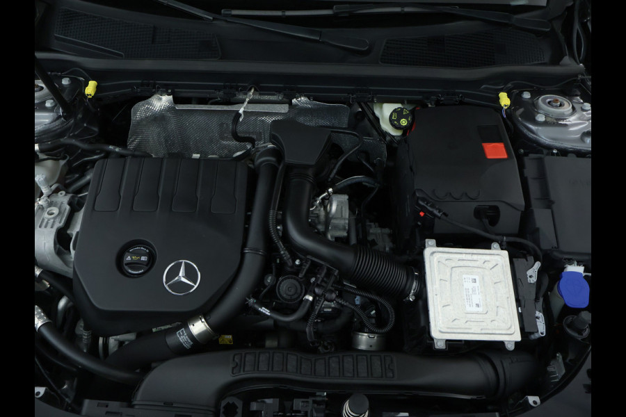 Mercedes-Benz A-Klasse 180 Business Solution Luxury Sfeerverlichting | Apple CarPlay | Ledkoplampen | Spiegelpakket. Inclusief 24 maanden MB Certified garantie voor Europa.