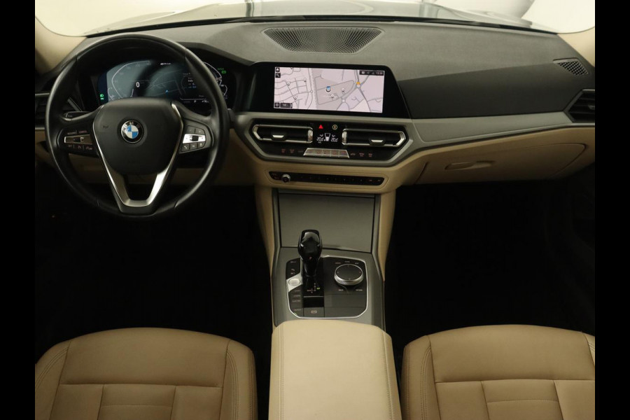 BMW 3-serie 330e Advantage | Leder | Harman/Kardon | Carplay | Live Cockpit | DAB | Camera | Park Assist | Navigatie | Full LED | PHEV | Plug In