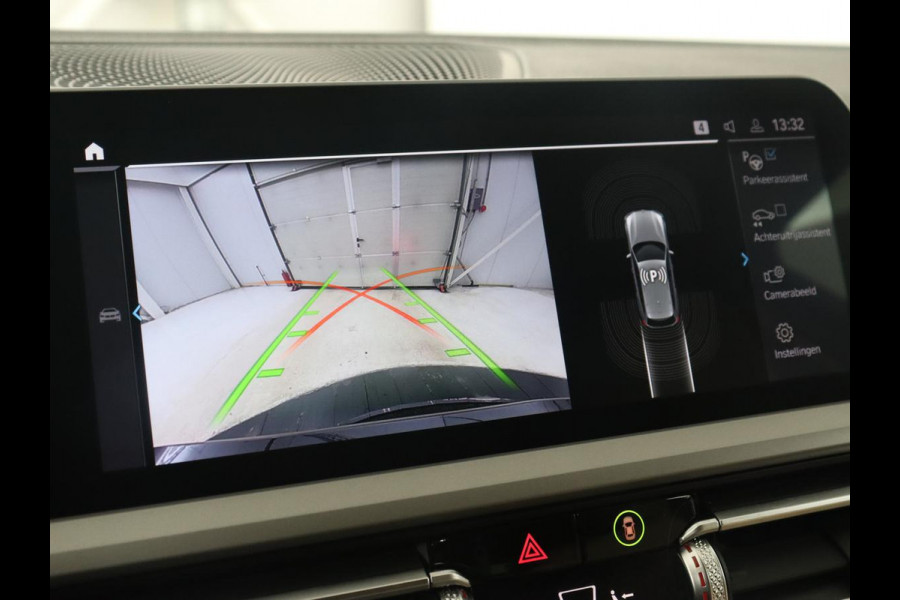 BMW 3-serie 330e Advantage | Leder | Harman/Kardon | Carplay | Live Cockpit | DAB | Camera | Park Assist | Navigatie | Full LED | PHEV | Plug In