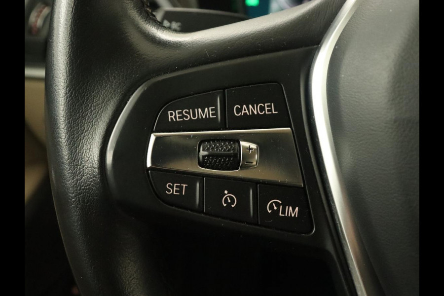 BMW 3-serie 330e Advantage | Leder | Harman/Kardon | Carplay | Live Cockpit | DAB | Camera | Park Assist | Navigatie | Full LED | PHEV | Plug In