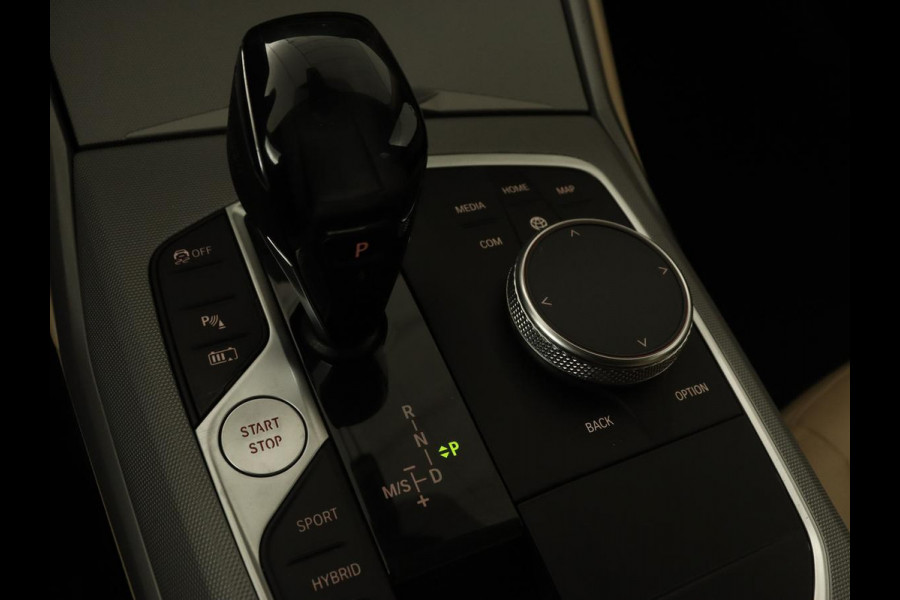 BMW 3-serie 330e Advantage | Leder | Harman/Kardon | Carplay | Live Cockpit | DAB | Camera | Park Assist | Navigatie | Full LED | PHEV | Plug In
