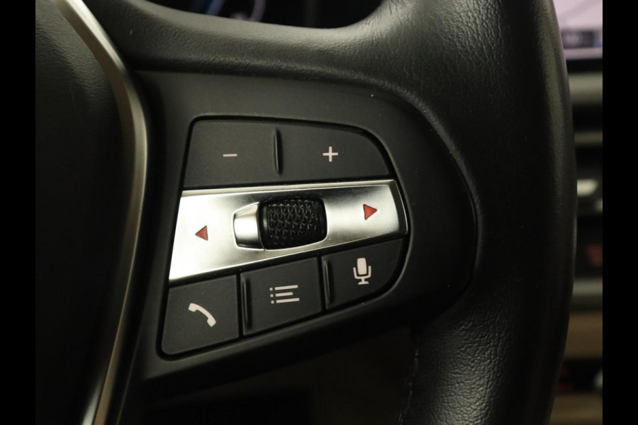 BMW 3-serie 330e Advantage | Leder | Harman/Kardon | Carplay | Live Cockpit | DAB | Camera | Park Assist | Navigatie | Full LED | PHEV | Plug In