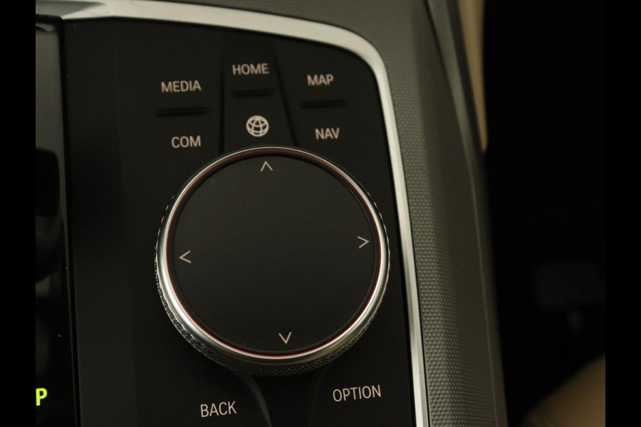BMW 3-serie 330e Advantage | Leder | Harman/Kardon | Carplay | Live Cockpit | DAB | Camera | Park Assist | Navigatie | Full LED | PHEV | Plug In