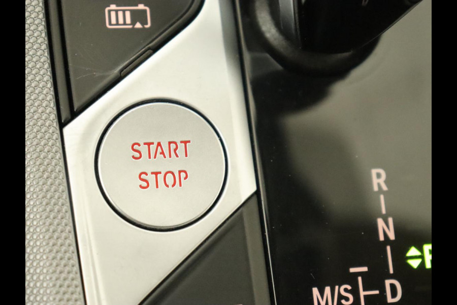 BMW 3-serie 330e Advantage | Leder | Harman/Kardon | Carplay | Live Cockpit | DAB | Camera | Park Assist | Navigatie | Full LED | PHEV | Plug In