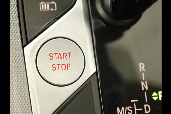 BMW 3-serie 330e Advantage | Leder | Harman/Kardon | Carplay | Live Cockpit | DAB | Camera | Park Assist | Navigatie | Full LED | PHEV | Plug In